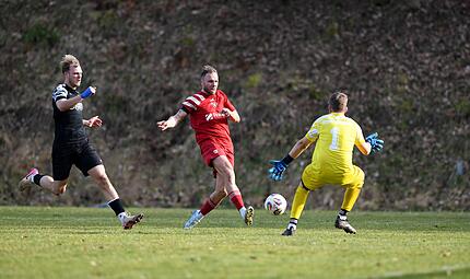 Der dreifache Trossenfurter Thorsten Schlereth (Mitte) schiebt den Ball am Schonunger Torwart Ludwig Busse vorbei. Der dreifache Trossenfurter Thorsten Schlereth (Mitte) schiebt den Ball am Schonunger Torwart Ludwig Busse vorbei.