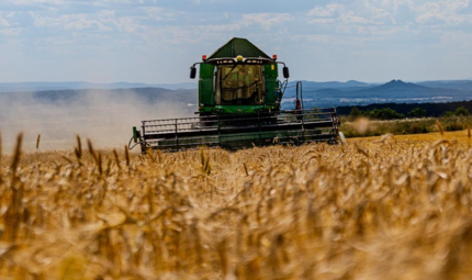 Mähdrescher bei der Ernte Mähdrescher bei der Ernte