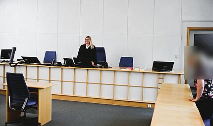 Amtsgericht Bamberg Betrug Umtausch Wimperntusche Drogeriemarkt Strafrichterin Julia Schmidt und die beiden Angeklagten kurz vor Prozessbeginn