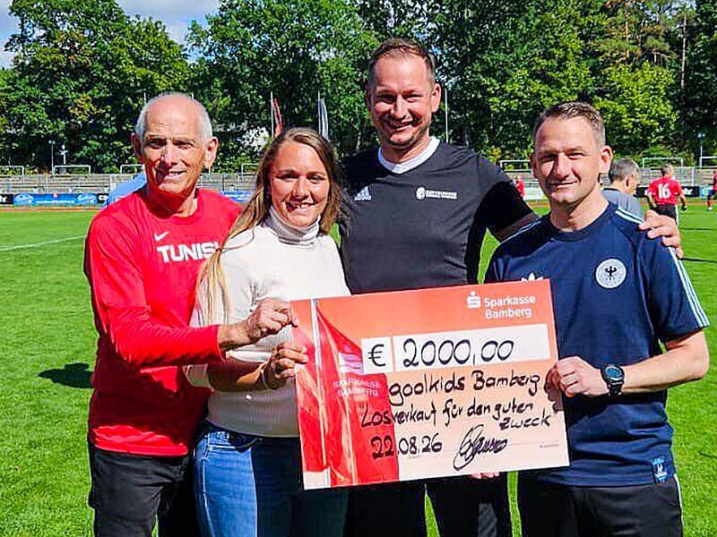 Spende von Sebastian Linz Am Rand des Fußballspiels des FC Eintracht Bamberg gegen den FC Sternstunden überreichte Gastwirt Sebastian Linz (3. v. li.) 2000 Euro an den Förderverein Goolkids. V. li.: Wolfgang Heyder (2. Vorstand goolkids), goolkids-Schriftführerin Laura Stelzer, Linz und Landrat Johannes Maciejonczyk.