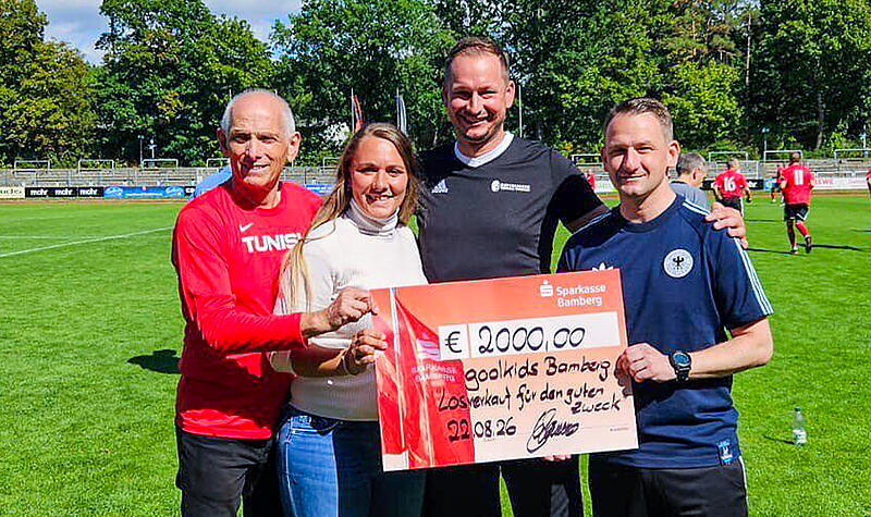 Spende von Sebastian Linz Am Rand des Fußballspiels des FC Eintracht Bamberg gegen den FC Sternstunden überreichte Gastwirt Sebastian Linz (3. v. li.) 2000 Euro an den Förderverein Goolkids. V. li.: Wolfgang Heyder (2. Vorstand goolkids), goolkids-Schriftführerin Laura Stelzer, Linz und Landrat Johannes Maciejonczyk.