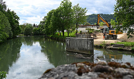 An der Wiesent in Ebermannstadt laufen die Arbeiten für den neuen Sägmühlsteg.Forchheim & Fränkische Schweiz An der Wiesent in Ebermannstadt laufen die Arbeiten für den neuen Sägmühlsteg.