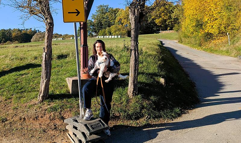Anwohnerin Michaela Schneider steht mit ihrem Hund an der Umleitungsstrecke. Hinter dem geteerten Weg führt die Strecke weiter über eine Schotterpiste und am Feld entlang. Anwohnerin Michaela Schneider steht mit ihrem Hund an der Umleitungsstrecke. Hinter dem geteerten Weg führt führt die Strecke weiter über eine Schotterpiste und am Feld entlang.