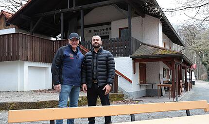 Brauereichef Georg Rittmayer (links) mit seinem neuen Pächter des Kreuzbergkellers Vahid ChaharmahaliForchheim & Fränkische Schweiz Brauereichef Georg Rittmayer (links) mit seinem neuen Pächter des Kreuzbergkellers Vahid ChaharmahaliForchheim & Fränkische Schweiz