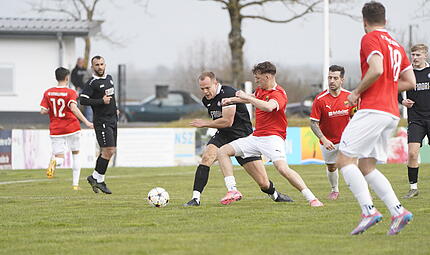 Der Ebersdorfer Niclas Jacob musste gegen Strullendorf nach einer Stunde ausgewechselt werden - vermutlich hat er sich an der Schulter verletzt. Der Ebersdorfer Niclas Jacob musste gegen Strullendorf nach einer Stunde ausgewechselt werden - vermutlich hat er sich an der Schulter verletzt.