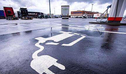 Die Abhängigkeit von fossilen Rohstoffen macht uns angreifbar. Der Sprung zu E-Mobilität und Wärmepumpe fällt immer noch schwer, wird aber ständig dringender. Die Abhängigkeit von fossilen Rohstoffen macht uns angreifbar. Der Sprung zu E-Mobilität und Wärmepumpe fällt immer noch schwer, wird aber ständig dringender.