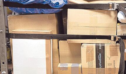 Die EU verbietet Händlern künftig, zurückgesendete Kleidung zu entsorgen. Die EU verbietet Händlern künftig, zurückgesendete Kleidung zu entsorgen.