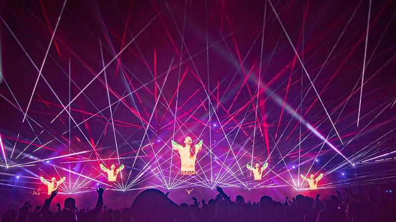 Tausende feiern im Lichtermeer zu den Technobeats. Tausende feiern im Lichtermeer zu den Technobeats.