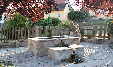 Der Dorfbrunnen in Oberleichtersbach soll mit Unterstützung der Rhönallianz saniert werden. Der Dorfbrunnen in Oberleichtersbach soll mit Unterstützung der Rhönallianz saniert werden.