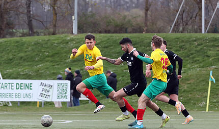 Die Bamberger Max Pfister (links) und Simon Heumann (rechts) können den Ebersdorfer Sertan Sener nur mit einem Foul stoppen. Die Bamberger Max Pfister (links) und Simon Heumann (rechts) können den Ebersdorfer Sertan Sener nur mit einem Foul stoppen.
