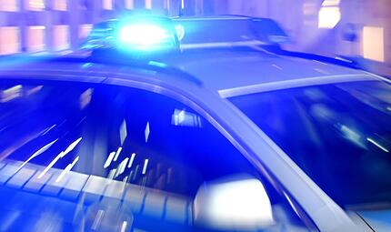 Beim Versuch ihm zu helfen, leistete ein betrunkener Jugendlicher in Bad Kissingen Widerstand gegen die Polizei und einen Rettungssanitäter. Beim Versuch ihm zu helfen, leistete ein betrunkener Jugendlicher in Bad Kissingen Widerstand gegen die Polizei und einen Rettungssanitäter.