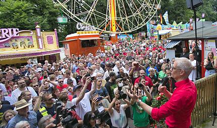 Annafest 2025 AnstichForchheim & Fränkische Schweiz Endlich wieder Annafest: Oberbürgermeister Uwe Kirschstein (SPD) eröffnet am Freitagabend das Fest offiziell mit dem traditionellen Anstich.