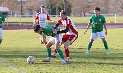 Die SG Eltmann um Dominik Preissner (rechts) lieferten sich mit dem TSV Forst und Nour Basoun ein intensives Duell. Die SG Eltmann um Dominik Preissner (rechts) lieferten sich mit dem TSV Forst und Nour Basoun ein intensives Duell.