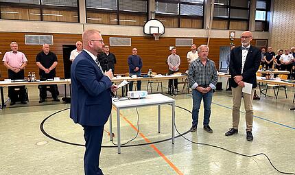 Gemeinderat Weitramsdorf Zwei neue Stellvertreter bekommt Bürgermeister Hans Steinfelder (vorne links) in der neuen Legislatur-Periode. Er vereidigte Ulrich Kräußlich als zweiten und Christian Koch (rechts) als Dritten Bürgermeister.