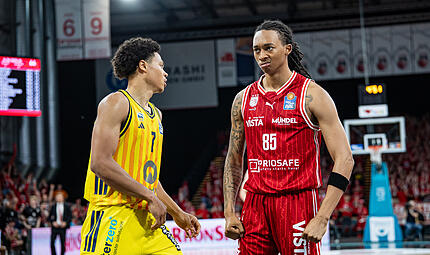 Im vierten Halbfinalspiel gegen Alba Berlin spielte Austin Crowley (r.) mit den Muskeln. Im vierten Halbfinalspiel gegen Alba Berlin spielte Austin Crowley (r.) mit den Muskeln.