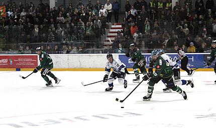 Drei Shorthander für Höchstadt, einer von Martin Vojcak (am Puck), dem Kapitän und Rekordspieler der Alligators. Drei Shorthander für Höchstadt, einer von Martin Vojcak (am Puck), dem Kapitän und Rekordspieler der Alligators.