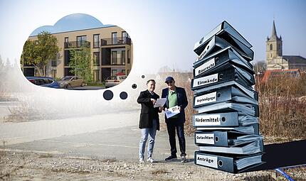 Hürden Bauprojekt EggolsheimForchheim & Fränkische Schweiz Wo Projektleiter Thomas Siebenhaar (links) und Eggolsheims Bürgermeister Claus Schwarzmann stehen, sollten schon längst 38 Wohnungen errichtet worden sein. Welche Hürden das Projekt behindern und wie symptomatisch dieses Beispiel für die Wohnungsbaumisere in Deutschland steht.