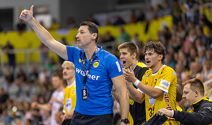 Das Heimspiel gegen Ferndorf war ein Zitterspiel für Coach Anel Mahmutefendic. Nach dem „Last-Second-Sieg“ am Samstag zeigte der Daumen aber letztlich nach oben. Das Heimspiel gegen Ferndorf war ein Zitterspiel für Coach Anel Mahmutefendic. Nach dem „Last-Second-Sieg“ am Samstag zeigte der Daumen aber letztlich nach oben.