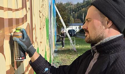 Alexander Dümke sprayt gerade einen Baum auf die Hallenwand. Marco Meißner Alexander Dümke sprayt gerade einen Baum auf die Hallenwand. Marco Meißner