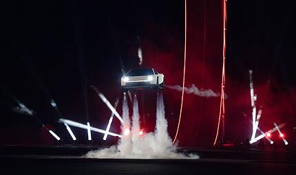 Tesla zeigt Sportwagen mit Raketendüsen Tesla zeigt Sportwagen mit Raketendüsen