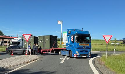 Unfall an Autobahn Obwohl die Anschlussstelle Marktschorgast in Fahrtrichtung München gesperrt war, wollte der Fahrer eines Sattelzugs auf die Autobahn gelangen.
