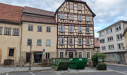 Bayerischer Hof in Münnerstadt am Marktplatz Vor dem Bayerischen Hof am Marktplatz Münnerstadt stehen Container.