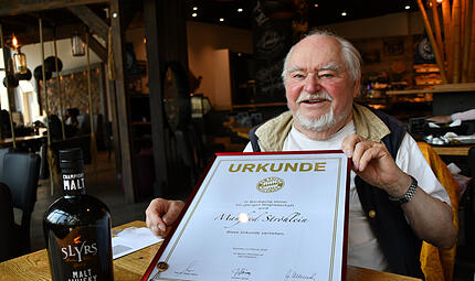 Manfred Ströhlein aus Kulmbach wurde vom Deutschen Rekordmeister ausgezeichnet. Manfred Ströhlein aus Kulmbach wurde vom Deutschen Rekordmeister ausgezeichnet.