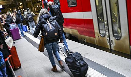 Am letzten Schultag vor den Osterferien in Berlin und Brandenburg sind zahlreiche Reisende auf dem Hauptbahnhof unterwegs. Am letzten Schultag vor den Osterferien in Berlin und Brandenburg sind zahlreiche Reisende auf dem Hauptbahnhof unterwegs.