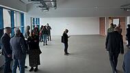 Viele Gäste sahen sich während der Einweihung des ersten Bauabschnitts der Berufsschule Herzogenaurach in den neuen Räumen um. Viele Gäste sahen sich während der Einweihung des ersten Bauabschnitts der Berufsschule Herzogenaurach in den neuen Räumen um.