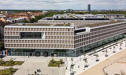 Das neue Strafjustizzentrum in München gilt als architektonisches Schmuckstück. Mit der Errichtung des erweiterten Rohbaus hatte der Freistaat die Dechant Hoch- und Ingenieurbau GmbH beauftragt. Bernd Jaufmann Das neue Strafjustizzentrum in München gilt als architektonisches Schmuckstück. Mit der Errichtung des erweiterten Rohbaus hatte der Freistaat die Dechant Hoch- und Ingenieurbau GmbH beauftragt. Bernd Jaufmann