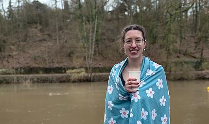 Redaktionsvolontärin Riccarda Rascher stürzte sich bei ihrem Selbstversuch in die kalte Regnitz. Wie lange hat sie ausgehalten? Redaktionsvolontärin Riccarda Rascher stürzte sich bei ihrem Selbstversuch in die kalte Regnitz. Wie lange hat sie ausgehalten?