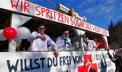 Faschingsumzug SteinwiesenSteinwiesener Faschingsnarren ziehen durch die Straßen Faschingsumzug SteinwiesenSteinwiesener Faschingsnarren ziehen durch die Straßen