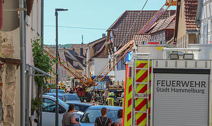Am Freitagvormittag (29. Mai 2026) stürzte in der Hammelburger Altstadt ein Baukran auf mehrere Häuser. Am Freitagvormittag (29. Mai 2026) stürzte in der Hammelburger Altstadt ein Baukran auf mehrere Häuser.