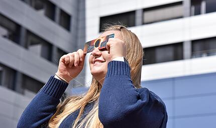 Doktorandin Laura Barteczko aus Erlangen probiert die Schutzbrille. Die Studienergebnisse ihrer Dissertation werden 2026 in der medizinischen Publikation „Die Ophthalmologie“ veröffentlicht. Doktorandin Laura Barteczko aus Erlangen probiert die Schutzbrille. Die Studienergebnisse ihrer Dissertation werden 2026 in der medizinischen Publikation „Die Ophthalmologie“ veröffentlicht.