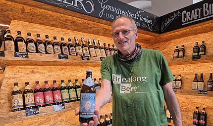 Bernd Hertl: Der Seniorchef der Schlüsselfelder Brauerei verkauft im Bierothek-Laden an der Kettenbrücke ungewöhnliche Bier-Kreationen. Bernd Hertl: Der Seniorchef der Schlüsselfelder Brauerei verkauft im Bierothek-Laden an der Kettenbrücke ungewöhnliche Bier-Kreationen.