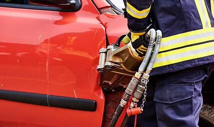 Unfall in Herzogenaurach: Autofahrer nach Überschlag von Feuerwehr befreit Unfall in Herzogenaurach: Autofahrer nach Überschlag von Feuerwehr befreit