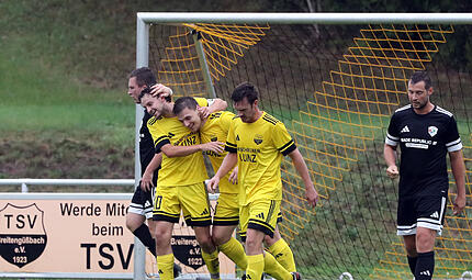 Simon Alt (links) vom TSV Breitengüßbach beglückwünscht den Torschützen zum 3:0, Lukas Schuberth; rechts daneben ihr Teamkollege Ali Dayan.sportpress Simon Alt (links) vom TSV Breitengüßbach beglückwünscht den Torschützen zum 3:0, Lukas Schuberth; rechts daneben ihr Teamkollege Ali Dayan.sportpress