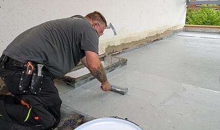 Mirko Köhler von EFT Eschenbacher Flachdachtechnik bringt mit einer Rolle Kemperol auf, um die Terrasse an der Kulmbacher Wolfskehle gegen Wasser abzudichten. Mirko Köhler von EFT Eschenbacher Flachdachtechnik bringt mit einer Rolle Kemperol auf, um die Terrasse an der Kulmbacher Wolfskehle gegen Wasser abzudichten.