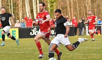 Sein Solo schließt der Baiersdorfer Nico Hahner (rechts) mit einem gezielten Schuss zum 3:0 gegen den VfR Johannisthal ab. Den Gästen hingegen gelingt kein einziges Tor. Sein Solo schließt der Baiersdorfer Nico Hahner (rechts) mit einem gezielten Schuss zum 3:0 gegen den VfR Johannisthal ab. Den Gästen hingegen gelingt kein einziges Tor.