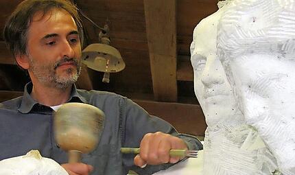 Unter fachkundiger Anleitung entstehen aus Sandstein Skulpturen und geben den Teilnehmenden erste Einblicke in die Kunst der Steinbildhauerei. Unter fachkundiger Anleitung entstehen aus Sandstein Skulpturen und geben den Teilnehmenden erste Einblicke in die Kunst der Steinbildhauerei.