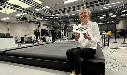 Adidas Wunderschuhe Ein Blick in die geheimen Räume des Innovation Centers von Adidas: Charlotte Heidmann, Category Director Running Footwear, präsentiert den Wunderschuh.