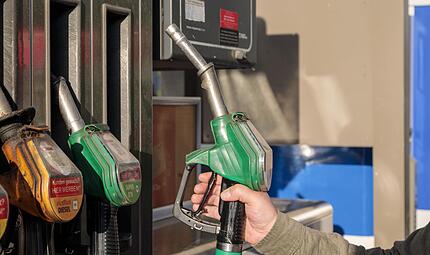 Wichtig ist, dass die volle Entlastung durch den Tankrabatt bei den Autofahrern ankommt. Laut Ifo-Institut werden bei E10 bisher im Schnitt nur zwölf Cent Entlastung weitergegeben, bei Diesel noch weniger. Wichtig ist, dass die volle Entlastung durch den Tankrabatt bei den Autofahrern ankommt. Laut Ifo-Institut werden bei E10 bisher im Schnitt nur zwölf Cent Entlastung weitergegeben, bei Diesel noch weniger.