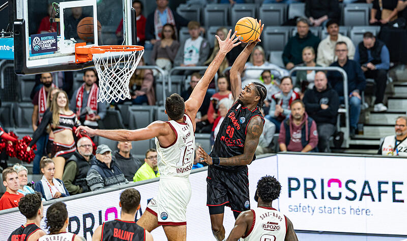 Baskets-Center Hason Ward traf nur vier seiner 14 Wurfversuche. Auch in dieser Szene verfehlte er den Korb. Baskets-Center Hason Ward traf nur vier seiner 14 Wurfversuche. Auch in dieser Szene verfehlte er den Korb.
