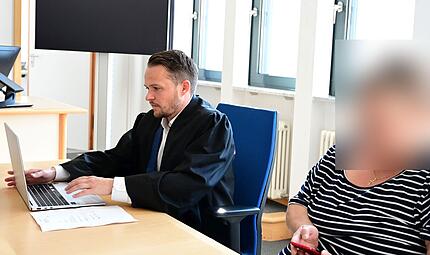 Amtsgericht Bamberg Urkundenfälschung Krankschreibungen Rechtsanwalt Manuel Hemm aus Bamberg und die Angeklagte warten im Sitzungssaal 024.