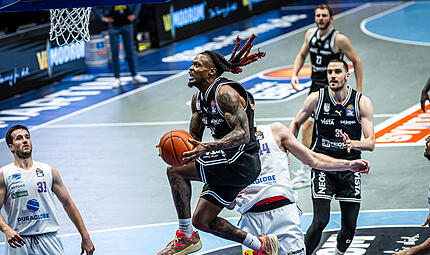 Körperkontrolle pur bei Bambergs Aufbauspieler Cobe Williams. Körperkontrolle pur bei Bambergs Aufbauspieler Cobe Williams.