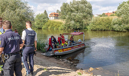 Zeuge entdeckt leblosen Körper im Wasser: Großeinsatz nach Leichenfund am Main Zeuge entdeckt leblosen Körper im Wasser: Großeinsatz nach Leichenfund am Main