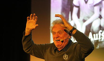 Er hat am Dienstagabend Hallstadt begeistert: Weltmeister und Ex-Torhüter Sepp Maier. Er hat am Dienstagabend Hallstadt begeistert: Weltmeister und Ex-Torhüter Sepp Maier.