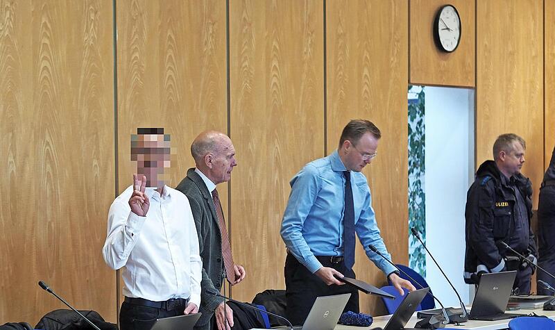 Mit einem Beil hat im vergangenen Sommer ein Mann auf einen 18-jährigen Syrer im Coburger Steinweg eingeschlagen. Vorausgegangen war eine in die Brüche gegangene Beziehung des Sohnes. Eine Aussprache mit der jungen Frau sei eskaliert, und es kam z... Mit einem Beil hat im vergangenen Sommer ein Mann auf einen 18-jährigen Syrer im Coburger Steinweg eingeschlagen. Vorausgegangen war eine in die Brüche gegangene Beziehung des Sohnes. Eine Aussprache mit der jungen Frau sei eskaliert, und es kam z...