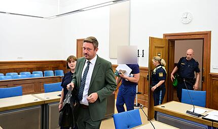 Landgericht Bamberg Diebstahl Wohnmobile Gundelsheim Memmelsdorf Rechtsanwalt Maximilian Glabasnia aus Bamberg, eine Dolmetscherin, der Angeklagte und seine Polizeieskorte.