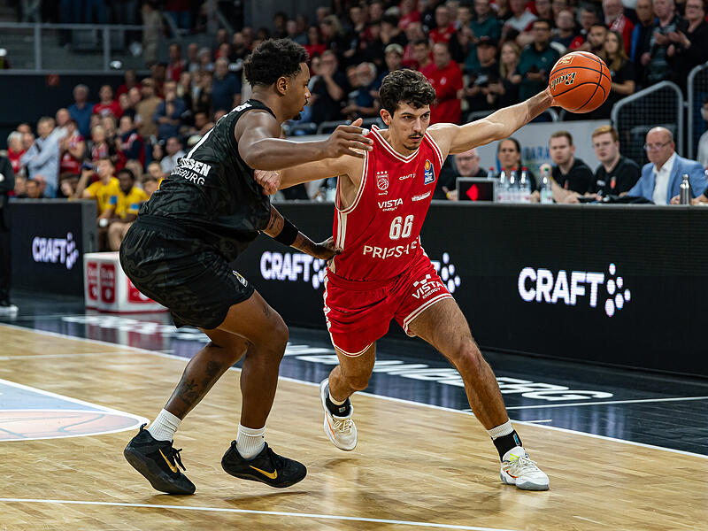 Yuval Hochstadter (mit Ball) legte einen beherzten Auftritt aufs Parkett. Yuval Hochstadter (mit Ball) legte einen beherzten Auftritt aufs Parkett.